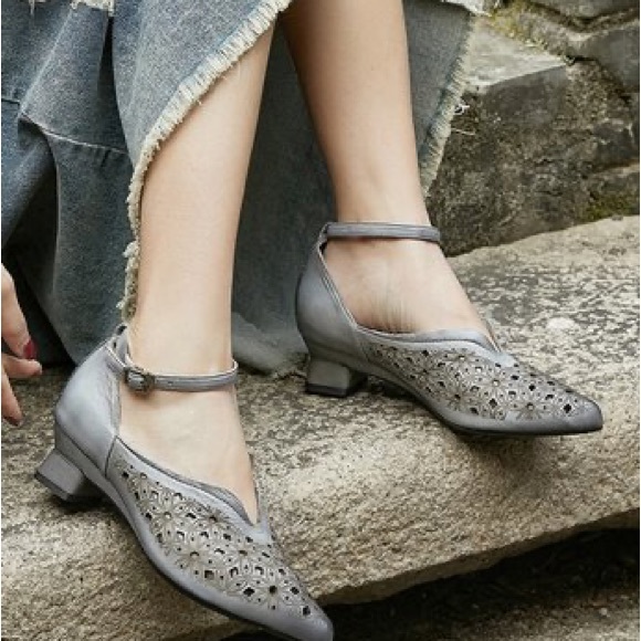 HZM - Washed Gray Eyelet-Detail Leather Pointed-Toe Pump - size 35 (5.5) - new - Picture 2 of 9